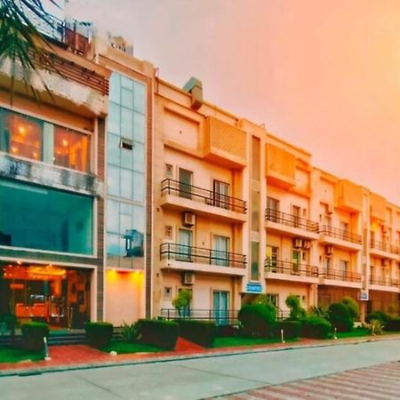 Vrindavan Dreams Hotel And Suites Exterior photo