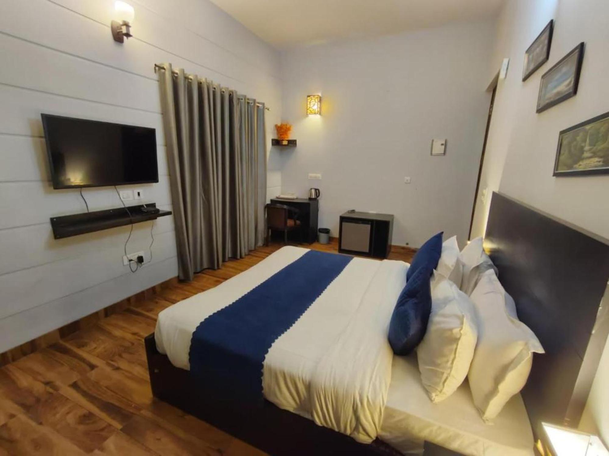 Vrindavan Dreams Hotel And Suites Exterior photo