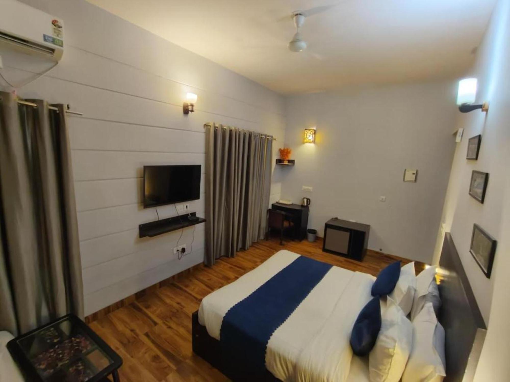 Vrindavan Dreams Hotel And Suites Exterior photo