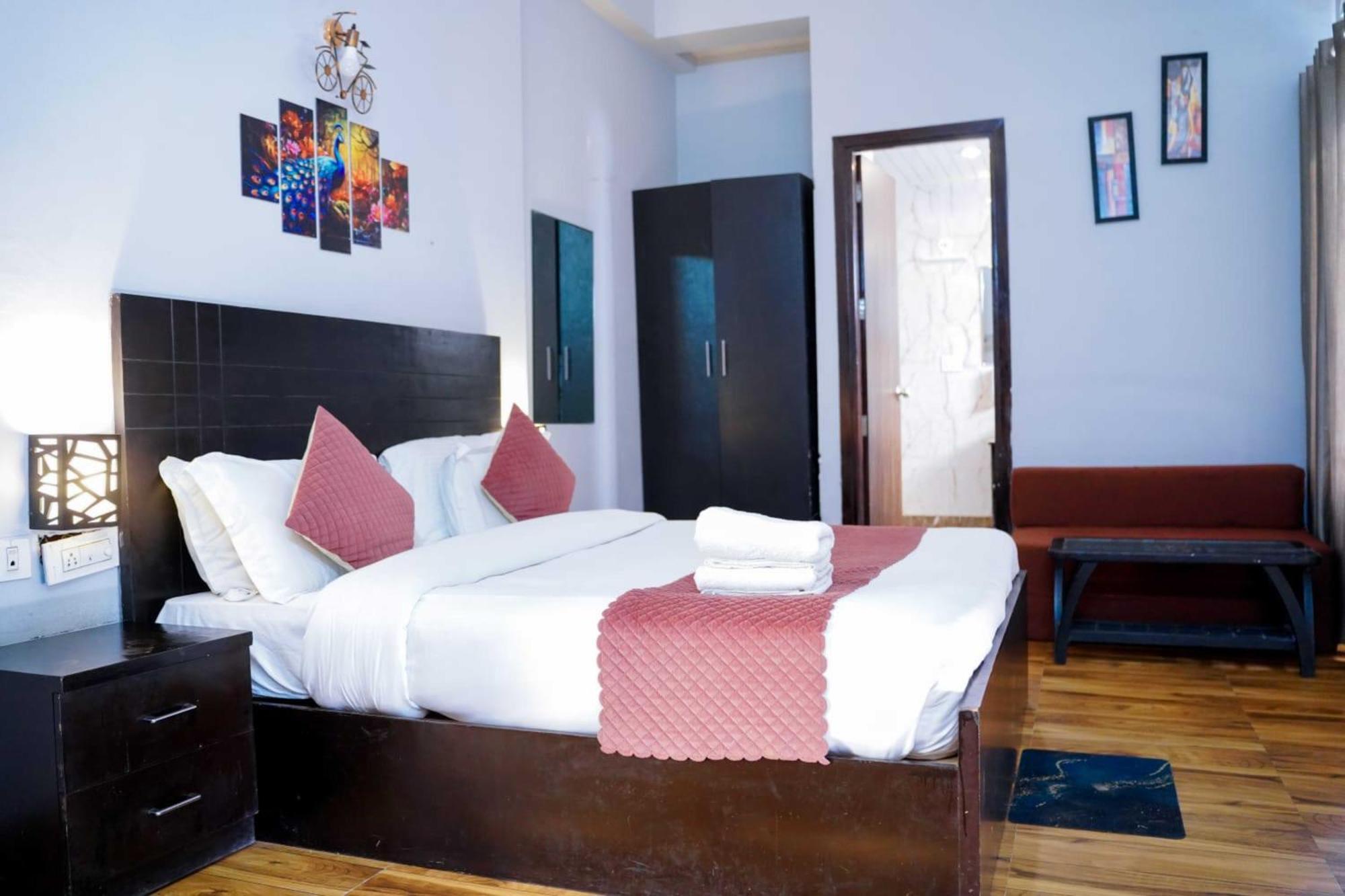 Vrindavan Dreams Hotel And Suites Exterior photo