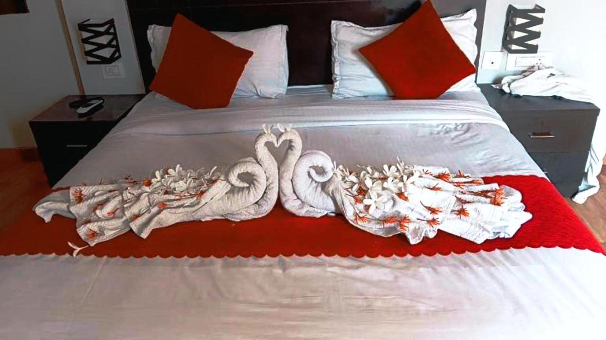 Vrindavan Dreams Hotel And Suites Exterior photo