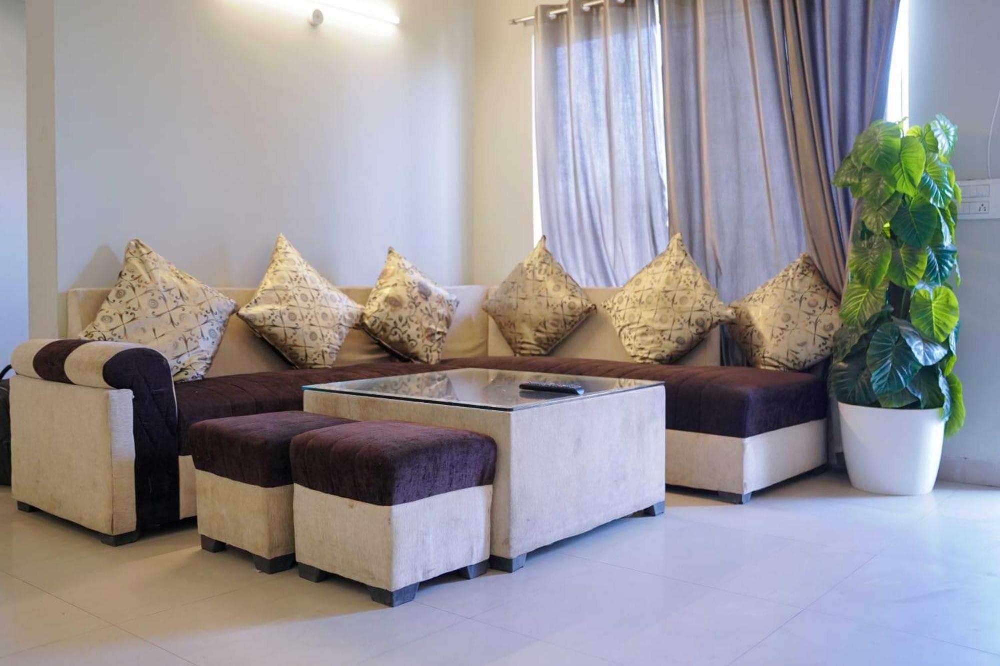 Vrindavan Dreams Hotel And Suites Exterior photo