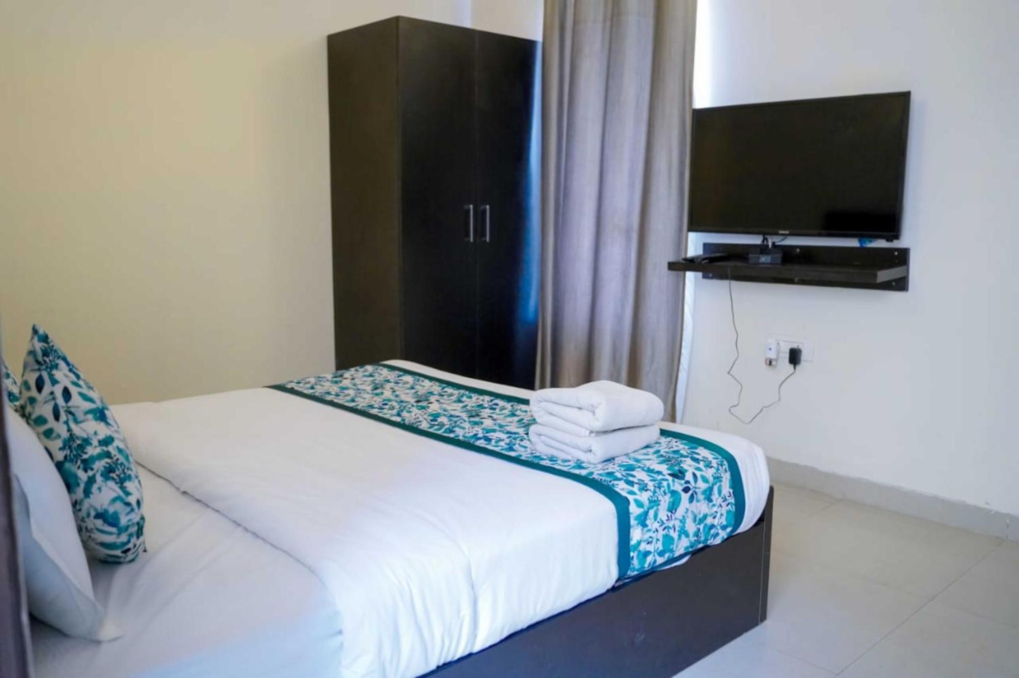 Vrindavan Dreams Hotel And Suites Exterior photo