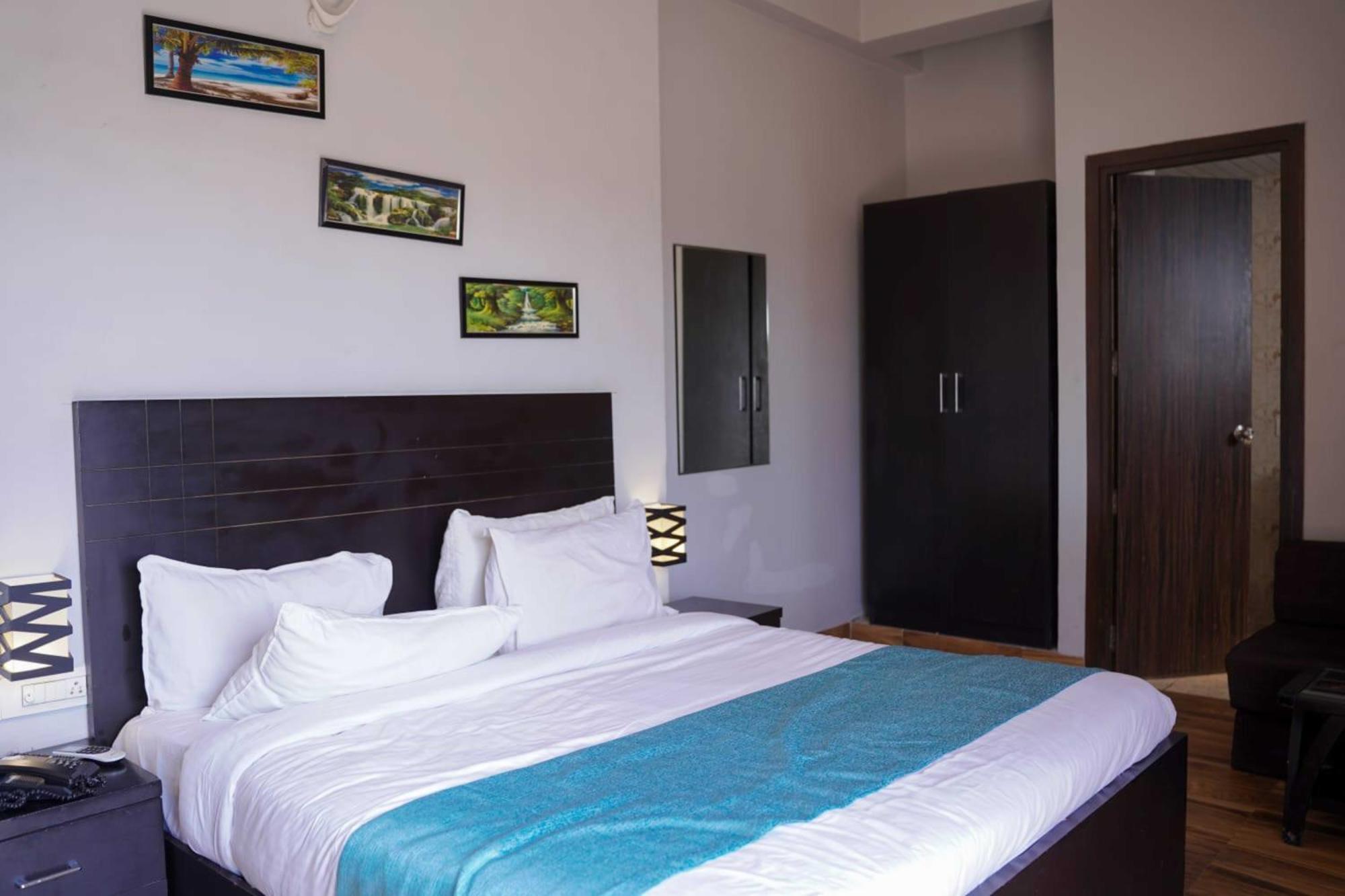 Vrindavan Dreams Hotel And Suites Exterior photo