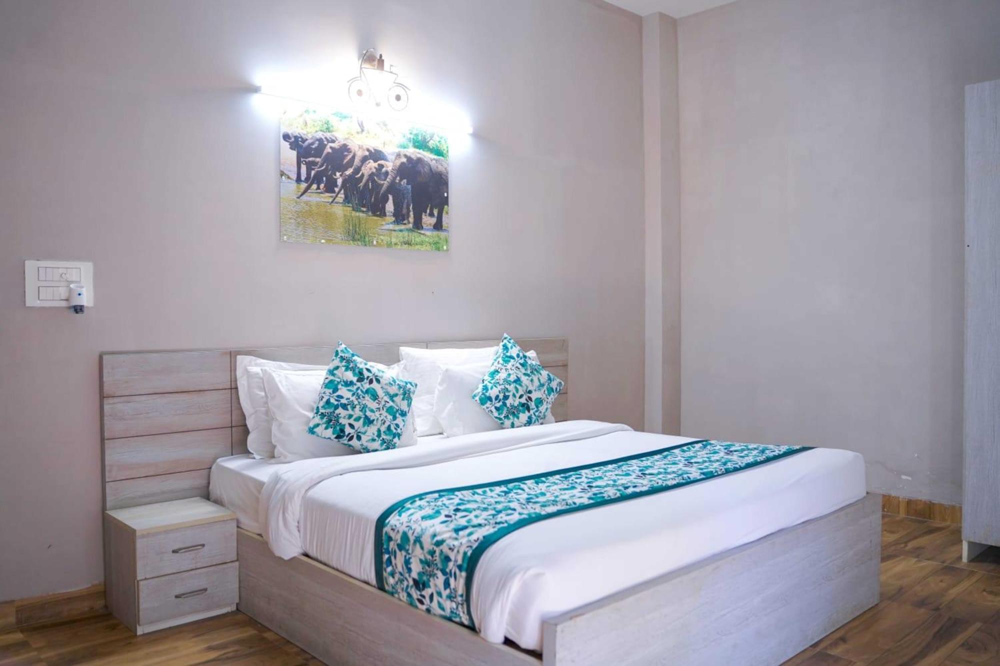 Vrindavan Dreams Hotel And Suites Exterior photo