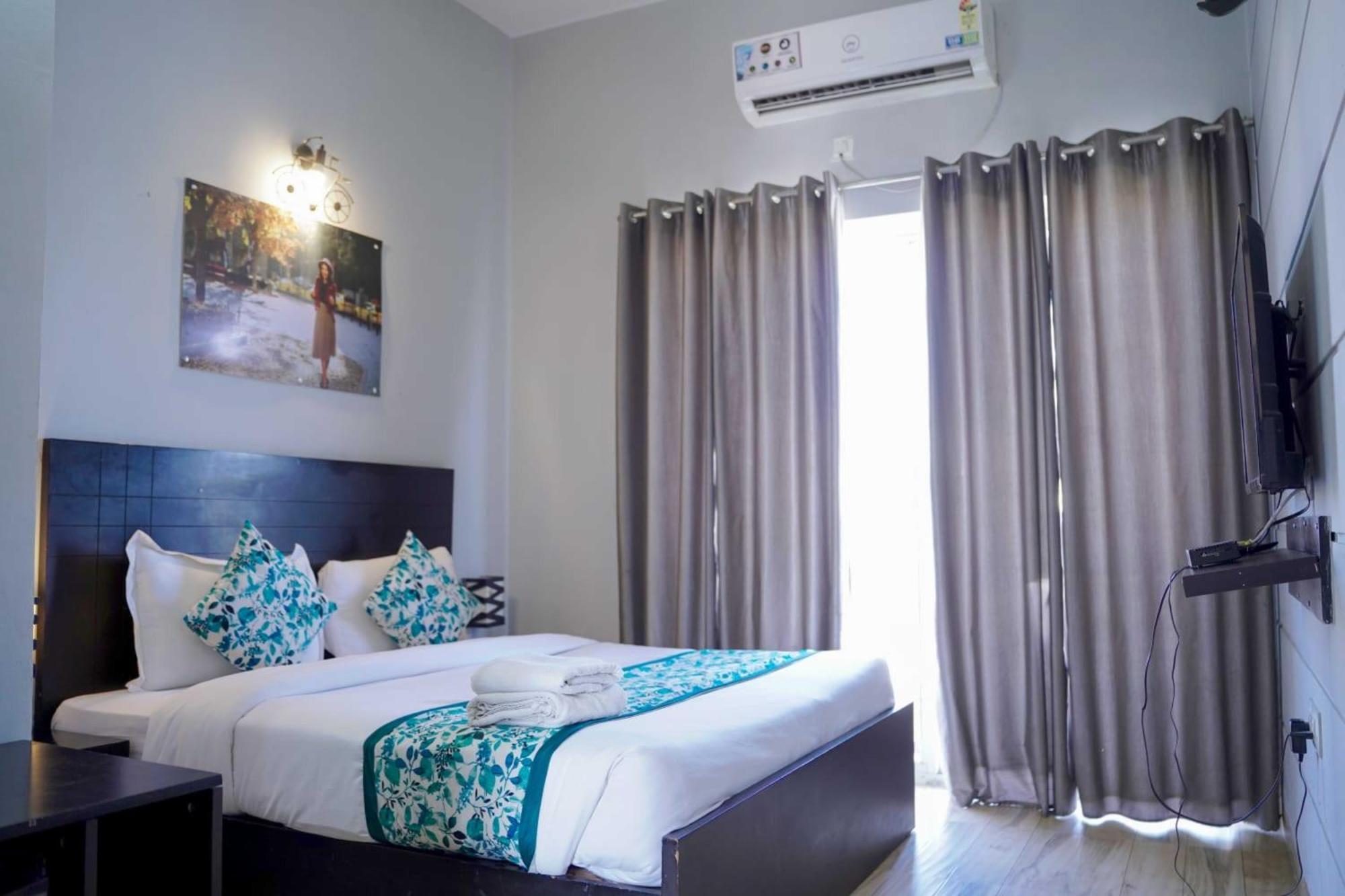 Vrindavan Dreams Hotel And Suites Exterior photo